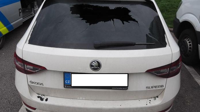 Řidiče superbu naštval kamion v zúžení. Po vybrždění přišla tvrdá odplata