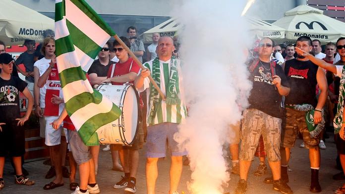 Fanoušci Bohemians 1905 pochodovali do Edenu. Asistovala jim policie se psy