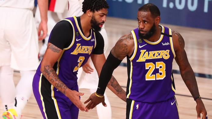 LeBron zavelel k obratu, překonal legendu a Lakers mají k postupu blíž