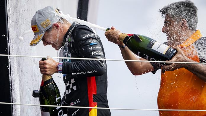 Řádění McLarenu odnesla další trofej. Její výroba trvala 210 hodin