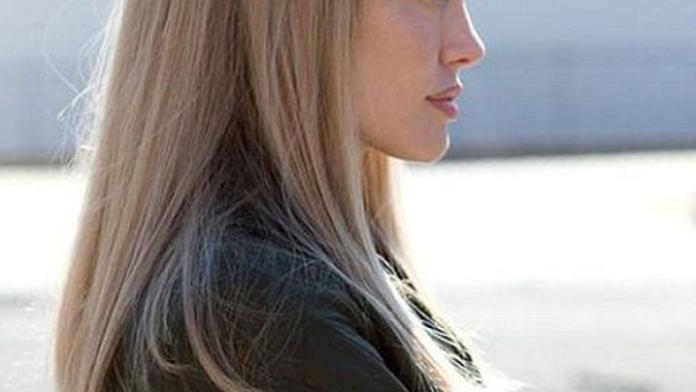 Z Angeliny Jolie se stala blondýna