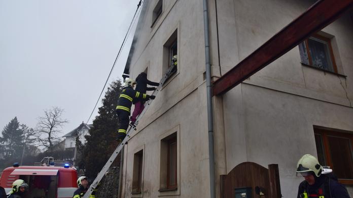 Oheň uvěznil v domě mámu i děti. Její reakce všem zachránila život!