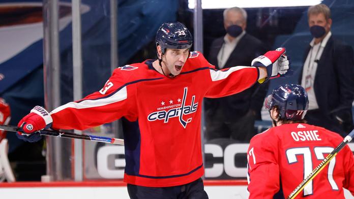 Nosil ho na ramenou, teď si s ním zahrál. NHL dojal příběh Zdena Cháry