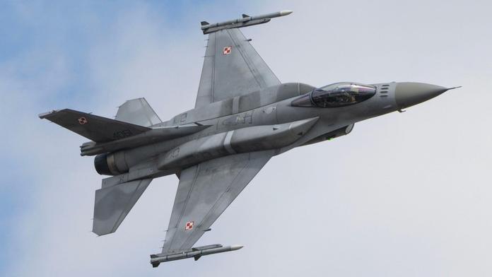 Poláci vyslali do vzduchu stíhačky. Na radarech zachytili ruské rakety