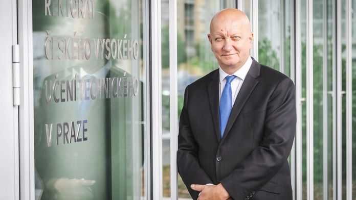 Rektorovi ČVUT se nelíbí drsná očkovací kampaň. Je to nechutné, tvrdí. ANKETA