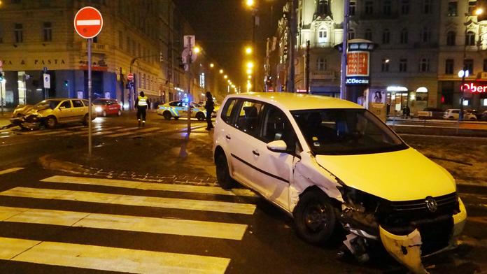 Opilý řidič jel zákazem a po kolejích, poté sejmul druhé auto