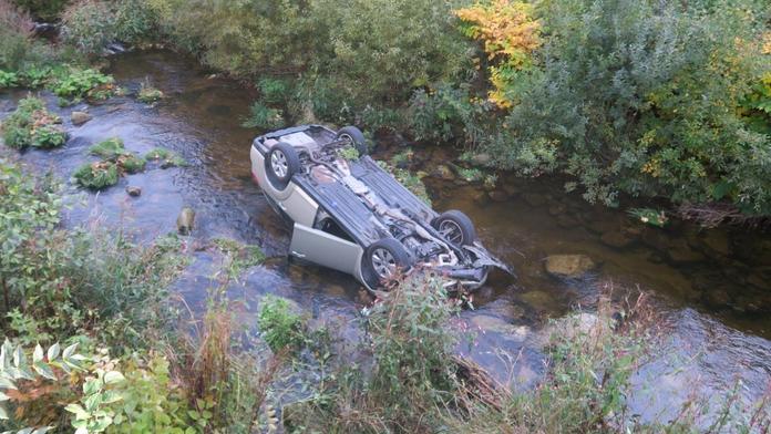 V řece na Jablonecku našli vůz s mrtvým seniorem. Policie hledá svědky