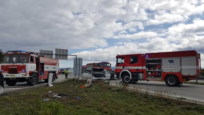 Hromadná nehoda pěti aut na Mladoboleslavsku. Zranili se dva lidé