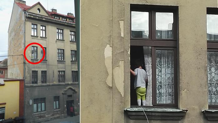 Dítě (2) stálo v otevřeném okně ve třetím patře! Matka v klidu spala