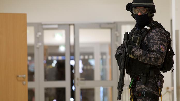 Anonym hrozil BOMBAMI u soudu. Policie v pohotovosti!