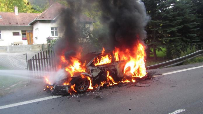 Jedno auto pohltily plameny, další skončilo na střeše v potoce