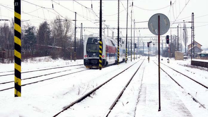 Školáci vyskládali na koleje kamení. Jednomu teď hrozí vězení