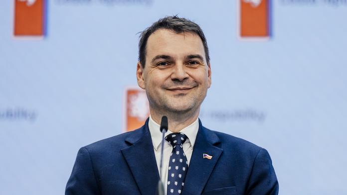 Macinka čelí kritice kvůli falešnému rozhovoru. V místnosti byly atrapy zbraní