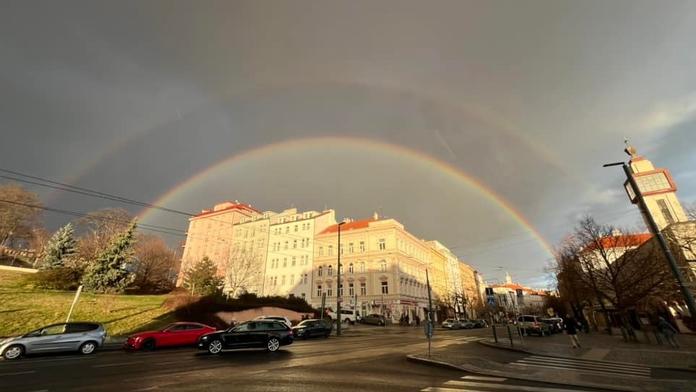 Lidi uchvátila dvojitá duha. Oblohu rozzářil jev, který pro zimu není typický