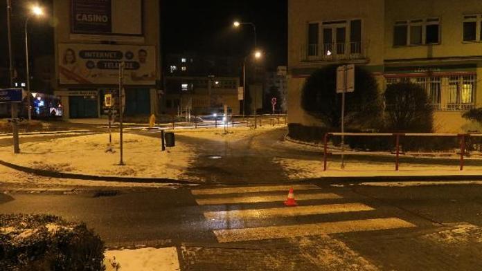 Řidič měl sraženou chodkyni po nehodě okřiknout a ujet! Hledá ho policie