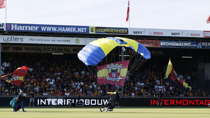 Parašutista přistávající na hřišti Go Ahead Eagles