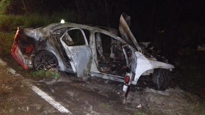 Nabouranou Octavii pohltily plameny, řidič skončil v nemocnici