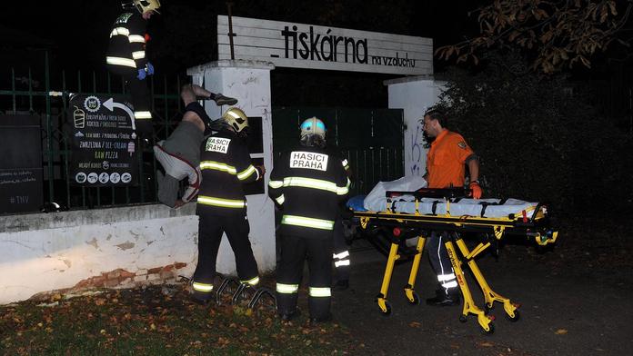 Muž zůstal viset na plotu, dolů mu museli pomoct hasiči