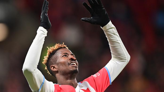 Slavia se vrátila do čela tabulky, v malém derby slaví těsnou výhru