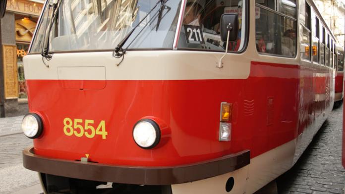 Tramvaj v Praze SRAZILA DÍTĚ! Školák má poraněnou hlavu