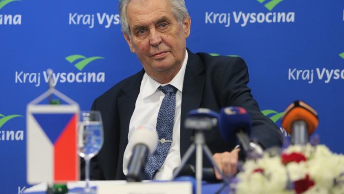 Zapomněl Zeman na své občany? Na návštěvy krajů už skoro nejezdí