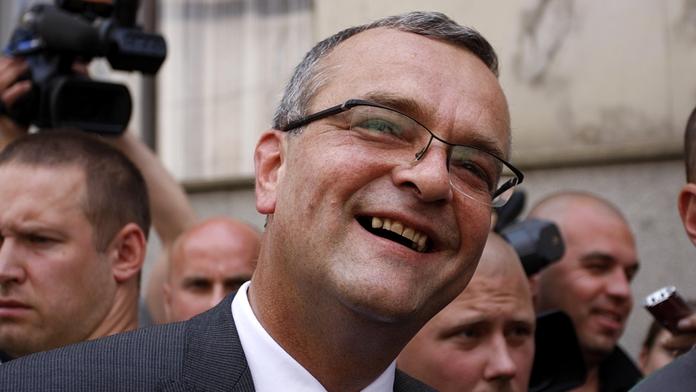 Úředníci: Kalousku klidně fackuj dál, máš to jen za 1000 Kč!