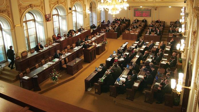 Boj o zdravotnické poplatky ve Sněmovně: Vládní novela uspěla