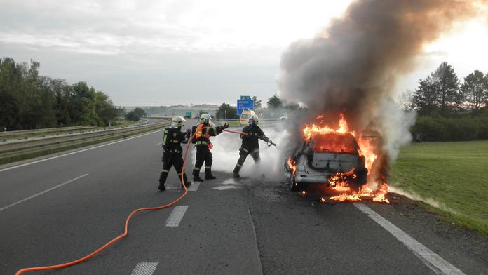 Cesta do porodnice se změnila v boj o život. Auto na dálnici vzplálo!
