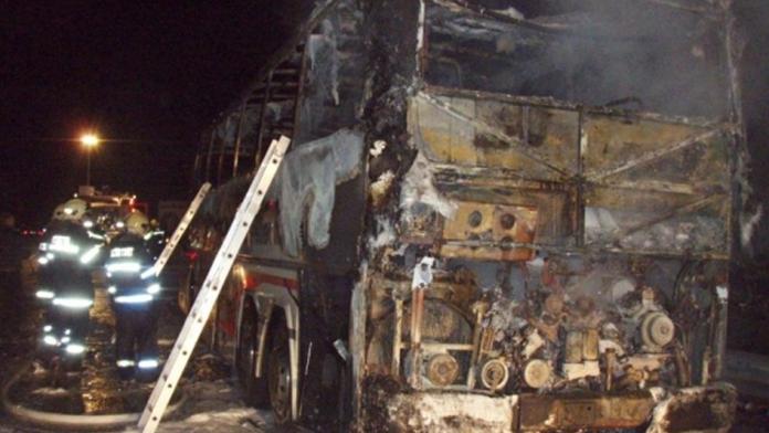OBRAZEM: Na D1 shořel autobus, vezl 44 lidí
