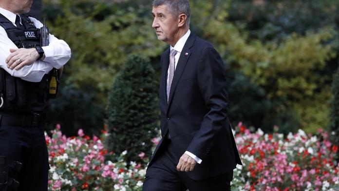 Babiš Čechy nepřesvědčil! Lidé informacím o Čapím hnízdu věří
