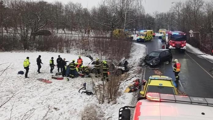 Mladík přejel do protisměru, čelně se srazil s dalším autem. Pět zraněných