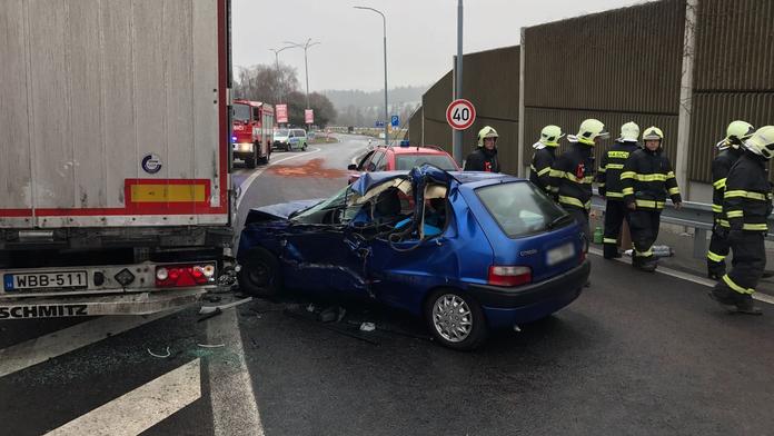 Řidiče trápí ledovka i o Vánocích! Hromadná nehoda uzavřela dálnici