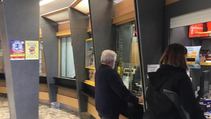 V Olomouci přepadli poštu! Pachatel je i s penězi na útěku
