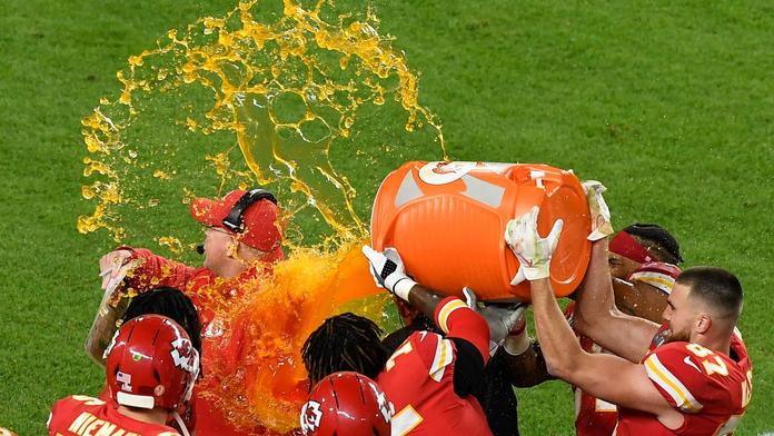 Problémy s kanalizací, miliardy křidýlek a hektolitry piva! Je tu Superbowl