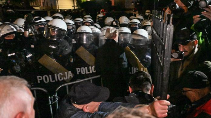 Protestující dav před budovou Ústavního soudu ve Varšavě 30.10.2026