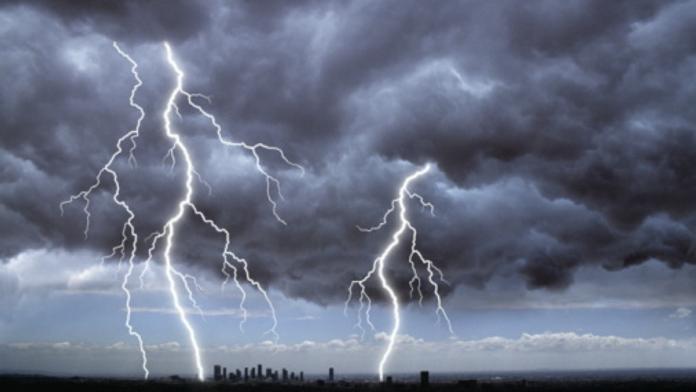 VAROVÁNÍ METEOROLOGŮ: Odpoledne udeří silné bouřky, o víkendu se prudce ochladí
