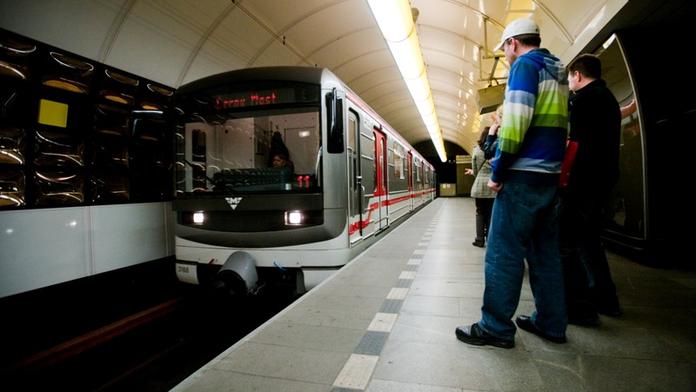 Metro přes hodinu stálo. V kolejišti Nuselského mostu se procházel člověk!