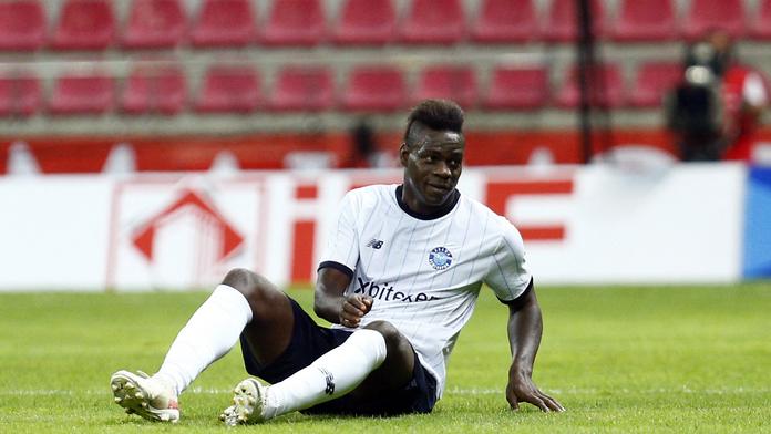 Rebel Balotelli se opět ukázal. Po brzkém vystřídaní dal pěstí spoluhráči