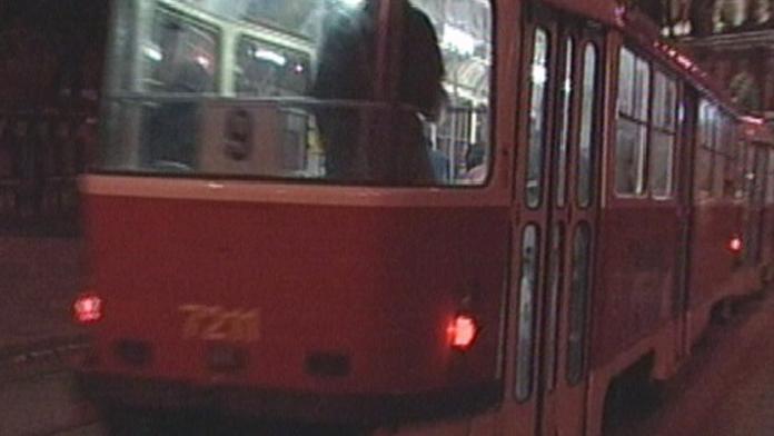 Hazarduje se životem: V plné rychlosti jezdí zavěšen z tramvajového okénka