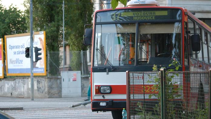 Opilec v Pardubicích vnikl do areálu dopravního podniku! Chtěl si vzít trolejbus!