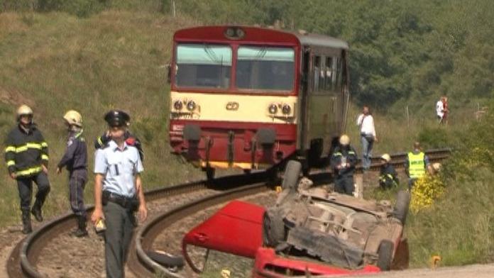Srážka auta s vlakem: pět těžce zraněných