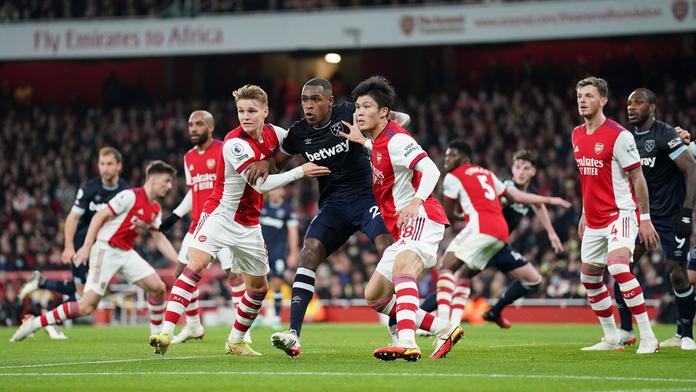 Arsenal porazil West Ham, Coufal viděl červenou kartu