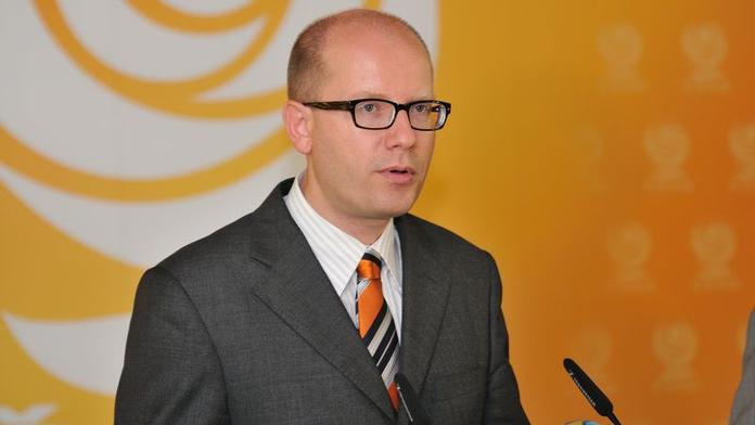 ČSSD hází Ratha přes palubu. Má hned složit všechny funkce