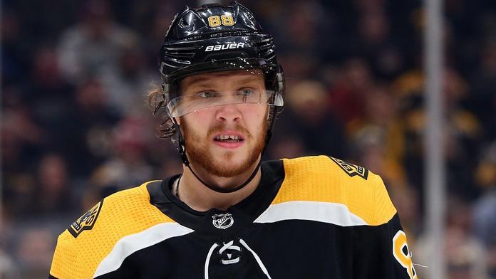 Ztráta pro Bruins! Pastrňák po večeři upadl a musel na operaci