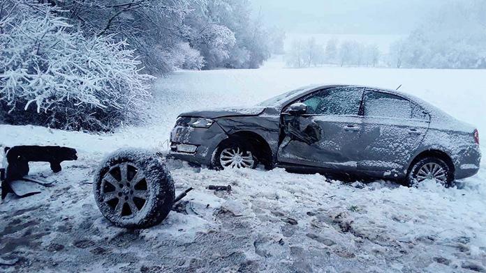 Tragická nehoda na Kroměřížsku. Taxikář zemřel po nárazu do stromu
