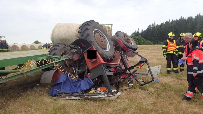 Traktor se převrátil na poli, řidič zemřel ve zdemolované kabině