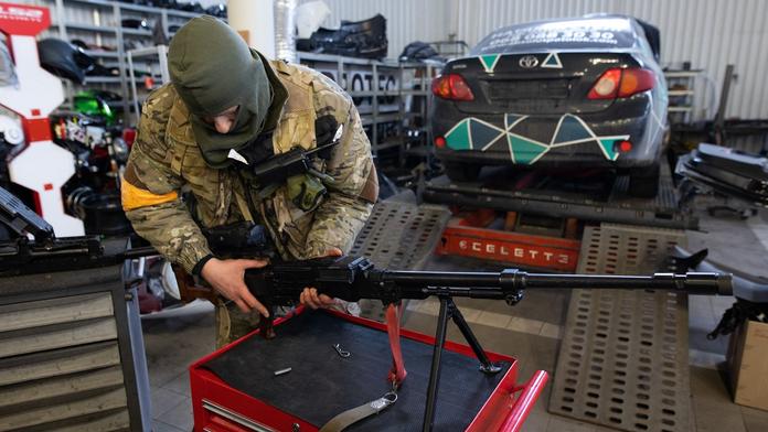 Pomoc kyjevských automechaniků. Servis upravuje ukořistěné ruské zbraně