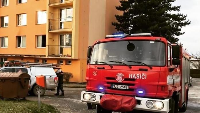V Havlíčkově Brodě vzplál bytový dům. Hasiči evakuovali desítky lidí
