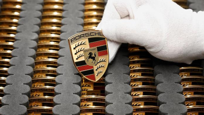 Porsche je v pasti. Prudce brzdí s elektromobilitou, ale dál se propadá