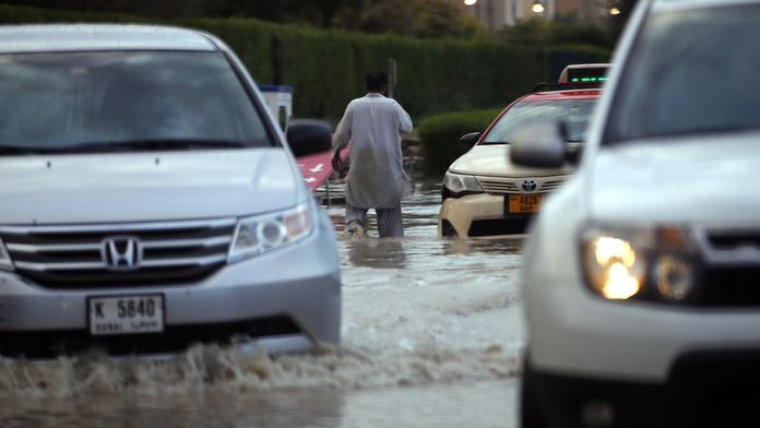 Letiště v Dubaji se změnilo v přístav! Město postihly silné záplavy